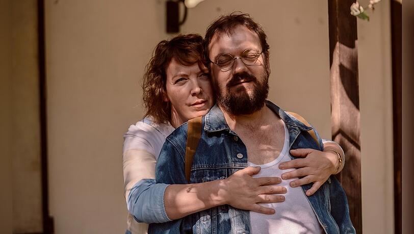 "Spaziergang nach Syrakus": Anne (Lina Beckmann) ahnt nichts von Pauls (Charly Hübner) heimlichen Fluchtplänen aus der DDR. "Spaziergang nach Syrakus": Anne (Lina Beckmann) ahnt nichts von Pauls (Charly Hübner) heimlichen Fluchtplänen aus der DDR.