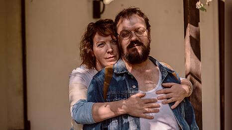 "Spaziergang nach Syrakus": Anne (Lina Beckmann) ahnt nichts von Pauls (Charly H&uuml;bner) heimlichen Fluchtpl&auml;nen aus der DDR.