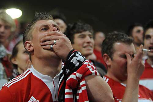 Fassungslos schauen diese Bayern-Fans auf die Videowand in der Allianz Arena