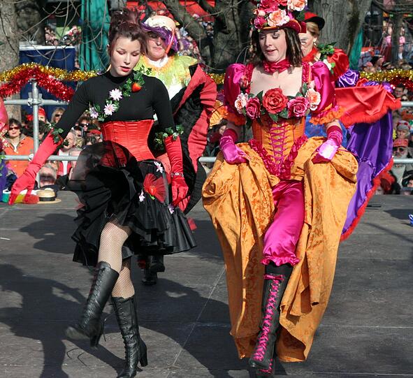 Die Münchner Marktfrauen verleihen dem Viktualienmarkt einen Hauch von Moulin Rouge.