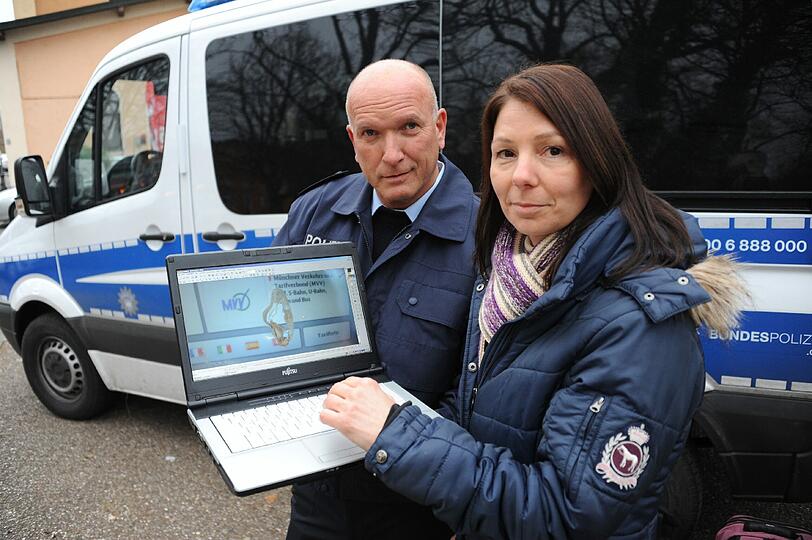 Polizeihauptkommissarin Sabine Stein und Bundespolizei-Sprecher Berti Habelt zeigen auf ihrem Laptop einen beschädigten Automaten.