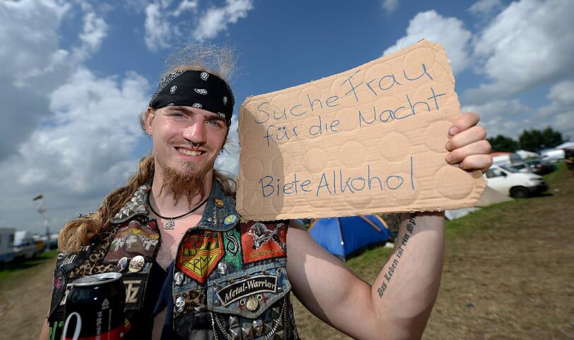 Und auch der ein oder andere zaghafte Flirt-Versuch wird unternommen - auf die Metaller-Art.
