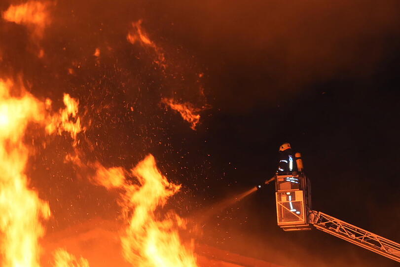 Die Halle, in der Holz und Maschinen gelagert waren, ist bei dem Feuer komplett zerstört worden.