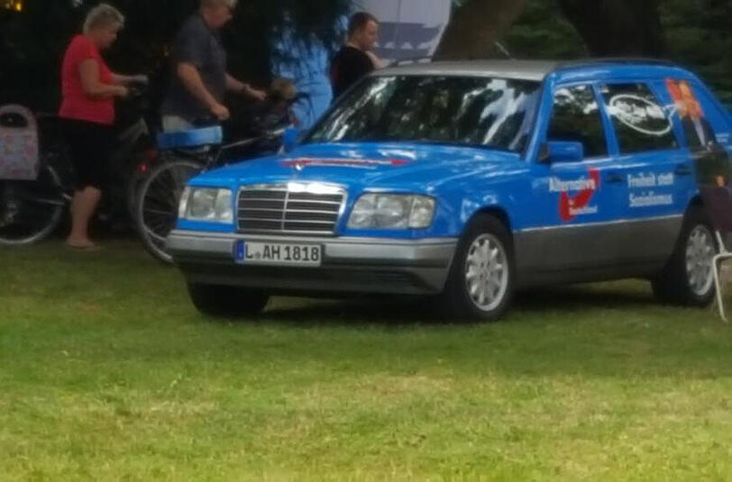 Die AfD wird nach einem Auftritt am Wochenende kritisiert: das Nummernschild des Mercedes zeigt eine Nazisymbolik.