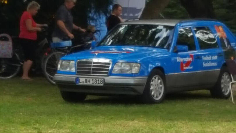 Die AfD wird nach einem Auftritt am Wochenende kritisiert: das Nummernschild des Mercedes zeigt eine Nazisymbolik. Die AfD wird nach einem Auftritt am Wochenende kritisiert: das Nummernschild des Mercedes zeigt eine Nazisymbolik.