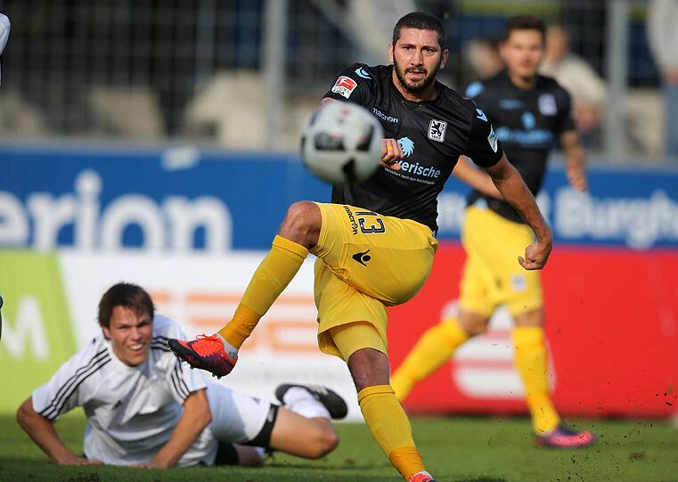 Kicken für den guten Zweck: Der TSV 1860 beim Benefizspiel gegen eine Auswahl des Bayerischen Fußballverbands (BFV) in Burghausen.