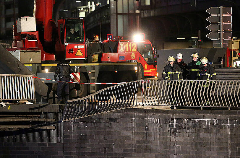 In Hamburg ist ein Pkw von einer Brücke in die Elbe gestürzt, ein Insasse kam dabei ums Leben. Die Bilder von der Bergung.