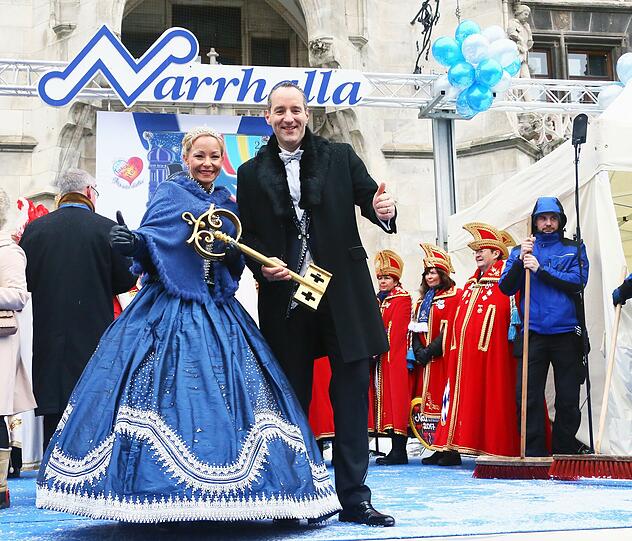 Das Faschingsprinzenpaar hochgeschlossen, die Tänzerinnen hartgesotten: Die Bilder von der volkstümlichen Inthronisierung am Marienplatz.
