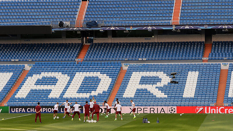 Übermächtig wie die Aufgabe am Dienstagabend? Die Bayern vor den Tribünen des Bernabeu-Stadions in Madrid beim Abschlusstraining.