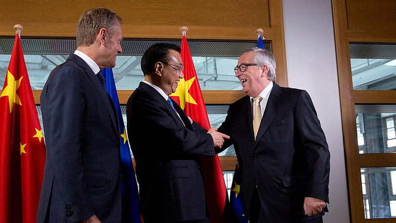 Der Präsident der Europäischen Kommission Jean-Claude Juncker (r) und der Präsident des Europäischen Rates Donald Tusk (l) treffen sich in Brüssel mit dem chinesischen Ministerpräsident Li Keqiang im Rahmen des EU-China Gipfels.