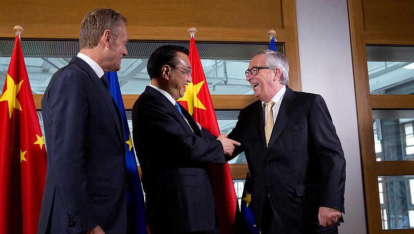 Der Präsident der Europäischen Kommission Jean-Claude Juncker (r) und der Präsident des Europäischen Rates Donald Tusk (l) treffen sich in Brüssel mit dem chinesischen Ministerpräsident Li Keqiang im Rahmen des EU-China Gipfels. Der Präsident der Europäischen Kommission Jean-Claude Juncker (r) und der Präsident des Europäischen Rates Donald Tusk (l) treffen sich in Brüssel mit dem chinesischen Ministerpräsident Li Keqiang im Rahmen des EU-China Gipfels.