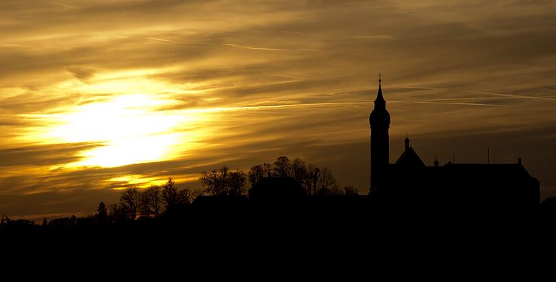 Das Kloster Andechs im Sonnenuntergang.