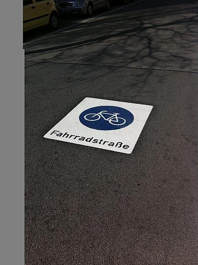 So sieht sie aus, die Fahrbahn-Markierung in der Fahrradstraße.