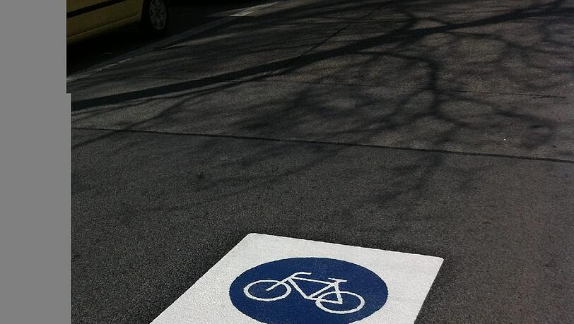 So sieht sie aus, die Fahrbahn-Markierung in der Fahrradstraße. So sieht sie aus, die Fahrbahn-Markierung in der Fahrradstraße.