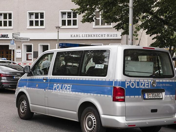 Ein Streifenwagen steht vor dem Karl-Liebknecht-Haus, der Parteizentrale der Linken. Das Gebäude ist wegen einer Bombendrohung geräumt worden.