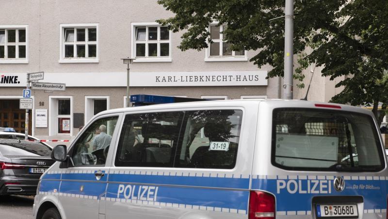 Ein Streifenwagen steht vor dem Karl-Liebknecht-Haus, der Parteizentrale der Linken. Das Gebäude ist wegen einer Bombendrohung geräumt worden. Ein Streifenwagen steht vor dem Karl-Liebknecht-Haus, der Parteizentrale der Linken. Das Gebäude ist wegen einer Bombendrohung geräumt worden.