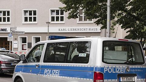 Ein Streifenwagen steht vor dem Karl-Liebknecht-Haus, der Parteizentrale der Linken. Das Gebäude ist wegen einer Bombendrohung geräumt worden.