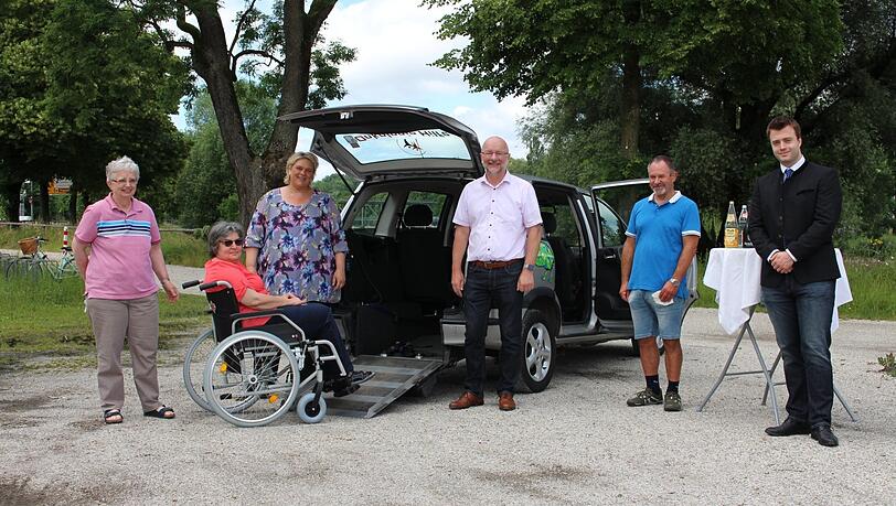 Sind stolz und froh über das neue "Palli-Mobil" (v.l.): SAPV-Landshut-Geschäftsführerin Dr. Ursula Vehling-Kaiser, Palliativpatientin Anna Bieret, Buchhalterin und Organisatorin Tanja Kraus, Oberbürgermeister Alexander Putz, Palli-Mobil-Fahrer Roland Steinberg und SAPV-Vorstand Ulrich Kaiser. Sind stolz und froh über das neue "Palli-Mobil" (v.l.): SAPV-Landshut-Geschäftsführerin Dr. Ursula Vehling-Kaiser, Palliativpatientin Anna Bieret, Buchhalterin und Organisatorin Tanja Kraus, Oberbürgermeister Alexander Putz, Palli-Mobil-Fahrer Roland Steinberg und SAPV-Vorstand Ulrich Kaiser.
