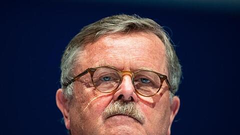 Frank Ulrich Montgomery fordert schärfere Corona-Maßnahmen im Kampf gegen die vierte Welle.