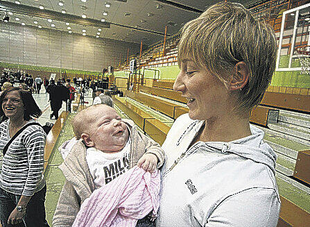 &bdquo;Natürlich will ich zurück ins Team&ldquo;: Noch muss Steffi Ofenböck mit Tochter Mia Lotte zuschauen. Foto: Zink
