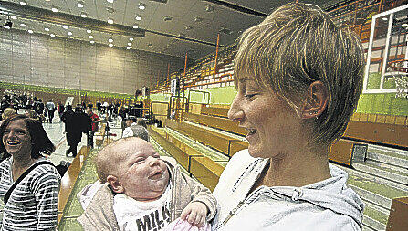 „Natürlich will ich zurück ins Team“: Noch muss Steffi Ofenböck mit Tochter Mia Lotte zuschauen. Foto: Zink „Natürlich will ich zurück ins Team“: Noch muss Steffi Ofenböck mit Tochter Mia Lotte zuschauen. Foto: Zink