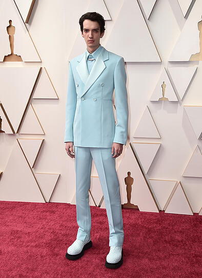 Kodi Smit-McPhee wirkt in seinem pastellfarbenen Smoking eher so, als ginge er auf den Abschlussball als auf die Oscarverleihung.