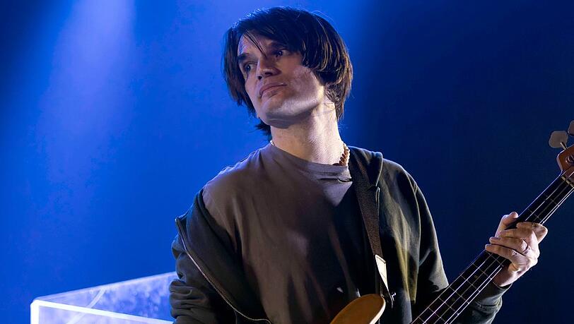Radiohead-Gitarrist Jonny Greenwood, hier auf der Bühne mit seiner Band The Smile, ist schwer erkrankt.