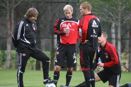 Auf der Suche nach dem Rhythmus: Club-Trainer Michael Oenning (l.) und seine Profis in der Türkei.