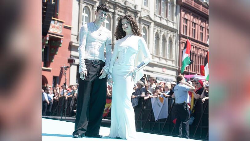 Die Geschwister, die sich Abor & Tynna nennen, posierten cool auf dem türkisen Teppich in Basel. Andere Teilnehmer trugen allerdings auffälligere Outfits.