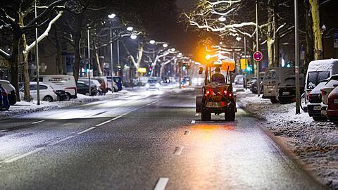 Nach einer kurzen Wetterberuhigung bringt ein Sturmtief neue Niederschl&auml;ge. Die R&auml;umdienste haben alle H&auml;nde voll zu tun.