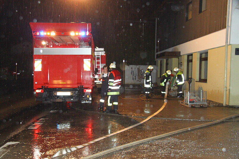 Land unter im Landkreis Rosenheim. Die Bilder von den Aufräumarbeiten in Riedering.