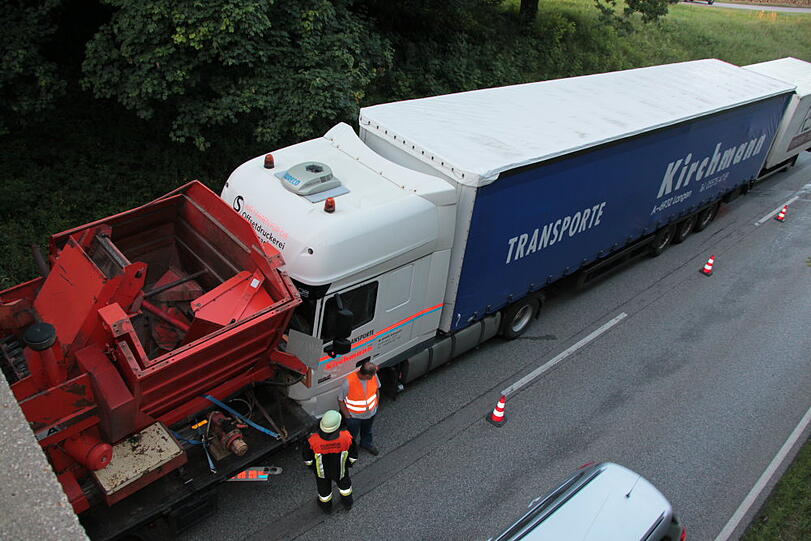 Reichertsheim: Massen-Crash: Hier krachen drei LKW ineinander - Bayern - Abendzeitung München