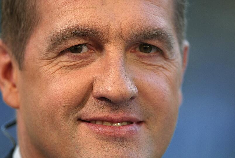 Der ehemalige FC Bayern-Spieler Thomas Strunz sieht den kommenden Konkurrenzkampf beim FC Bayern positiv.