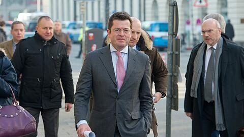 Ex-Verteidigungsminister Karl-Theodor zu Guttenberg (CSU) auf dem Weg zu einer Podiumsdiskussion zur Sicherheit der weltweiten Handelsströme, die am Rande der 50. Münchner Sicherheitskonferenz in München. Foto: Peter Kneffel