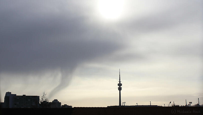 Beeindruckendes Bild, doch alles halb so wild – hier ist kein Tornado über München zu sehen. Beeindruckendes Bild, doch alles halb so wild – hier ist kein Tornado über München zu sehen.