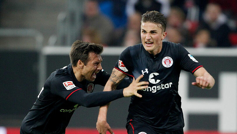St. Pauli feiert eine wichtigen Sieg im Abstiegskampf. St. Pauli feiert eine wichtigen Sieg im Abstiegskampf.