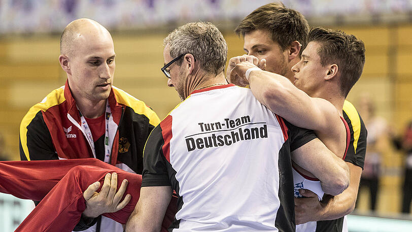 Nach seiner Ringe-Übung musste Lukas Dauser aus der Halle getragen werden.