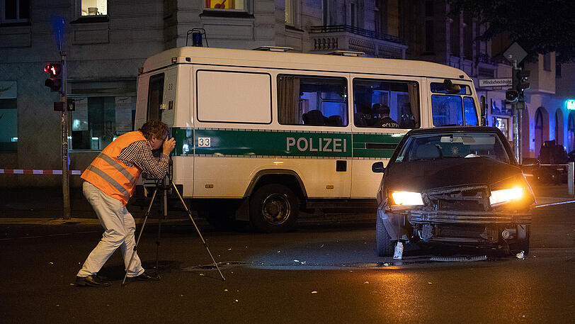 Am Ende einer Verfolgungsjagd stirbt eine unbeteiligte Radlerin. Die Bilder vom Horror-Unfall in Berlin.