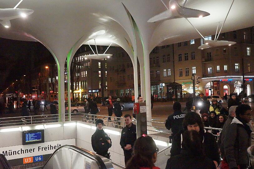 Weitere Bilder vom Feuerwehreinsatz an der U-Bahn-Haltestelle "Münchner Freiheit".