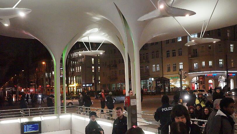 Weitere Bilder vom Feuerwehreinsatz an der U-Bahn-Haltestelle "Münchner Freiheit".