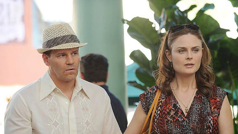 Ermitteln auch in ihren Flitterwochen: Booth (David Boreanaz) und Brennan (Emily Deschanel) Ermitteln auch in ihren Flitterwochen: Booth (David Boreanaz) und Brennan (Emily Deschanel)