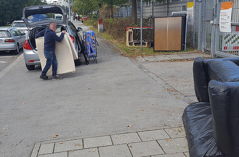 So nicht: Diese Dreckbären laden ihren Sperrmüll außerhalb des geschlossenen Wertstoffhofs ab.