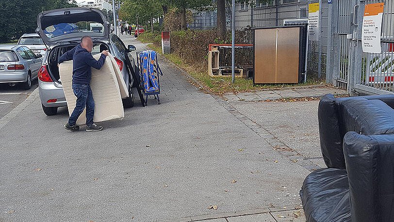So nicht: Diese Dreckbären laden ihren Sperrmüll außerhalb des geschlossenen Wertstoffhofs ab. So nicht: Diese Dreckbären laden ihren Sperrmüll außerhalb des geschlossenen Wertstoffhofs ab.