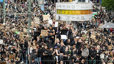 Zur "Black Lives Matter"-Demonstration auf dem Berliner Alexanderplatz am Samstag kamen Tausende Teilnehmer.