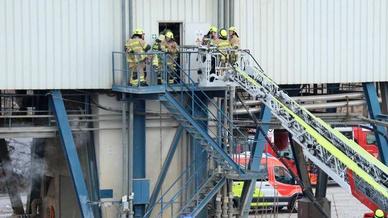 Einsatzkräfte arbeiten an einer Einsatzstelle in einem Betonwerk. Foto: Alexander Auer/dpa
