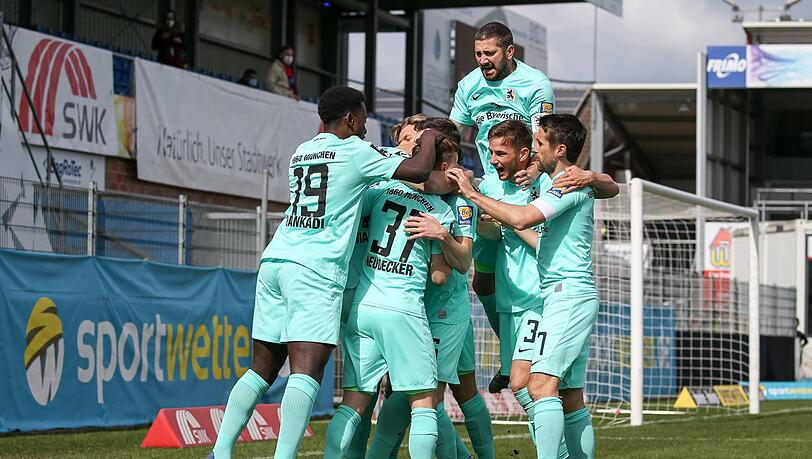 Dürfen wieder vom Aufstieg in Liga zwei träumen: Die siegreichen Profis des TSV 1860.