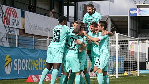 Dürfen wieder vom Aufstieg in Liga zwei träumen: Die siegreichen Profis des TSV 1860.