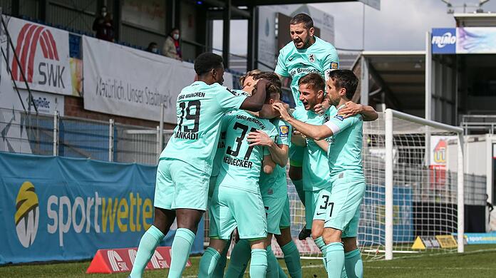 Dürfen wieder vom Aufstieg in Liga zwei träumen: Die siegreichen Profis des TSV 1860.