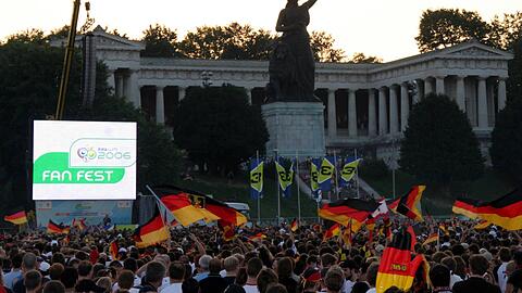 Ausgelassene Stimmung auf dem Fan Fest auf der Theresienwiese während der WM 2006. Das erhofft sich die Stadt München auch in diesem Jahr zur Heim-EM.