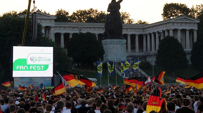Ausgelassene Stimmung auf dem Fan Fest auf der Theresienwiese während der WM 2006. Das erhofft sich die Stadt München auch in diesem Jahr zur Heim-EM.